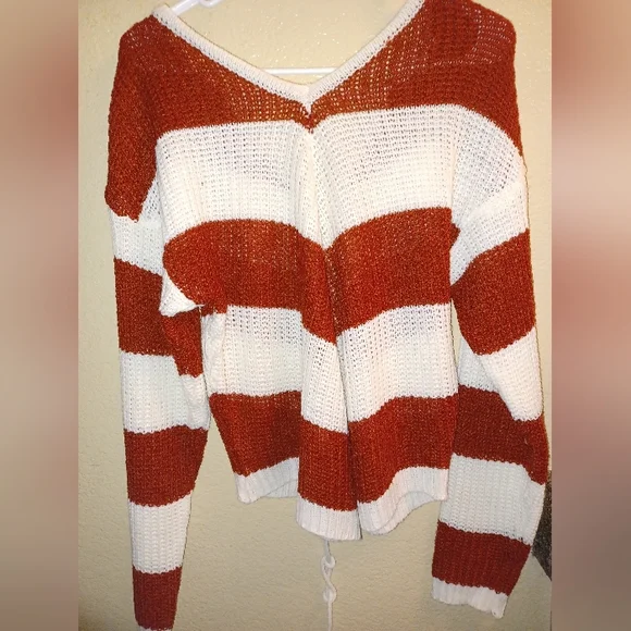 Sold Burgundy and red knit sweater - Picture 2 of 4